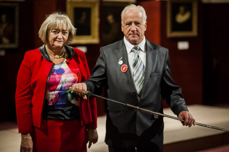 Optymista chodzący po ziemi